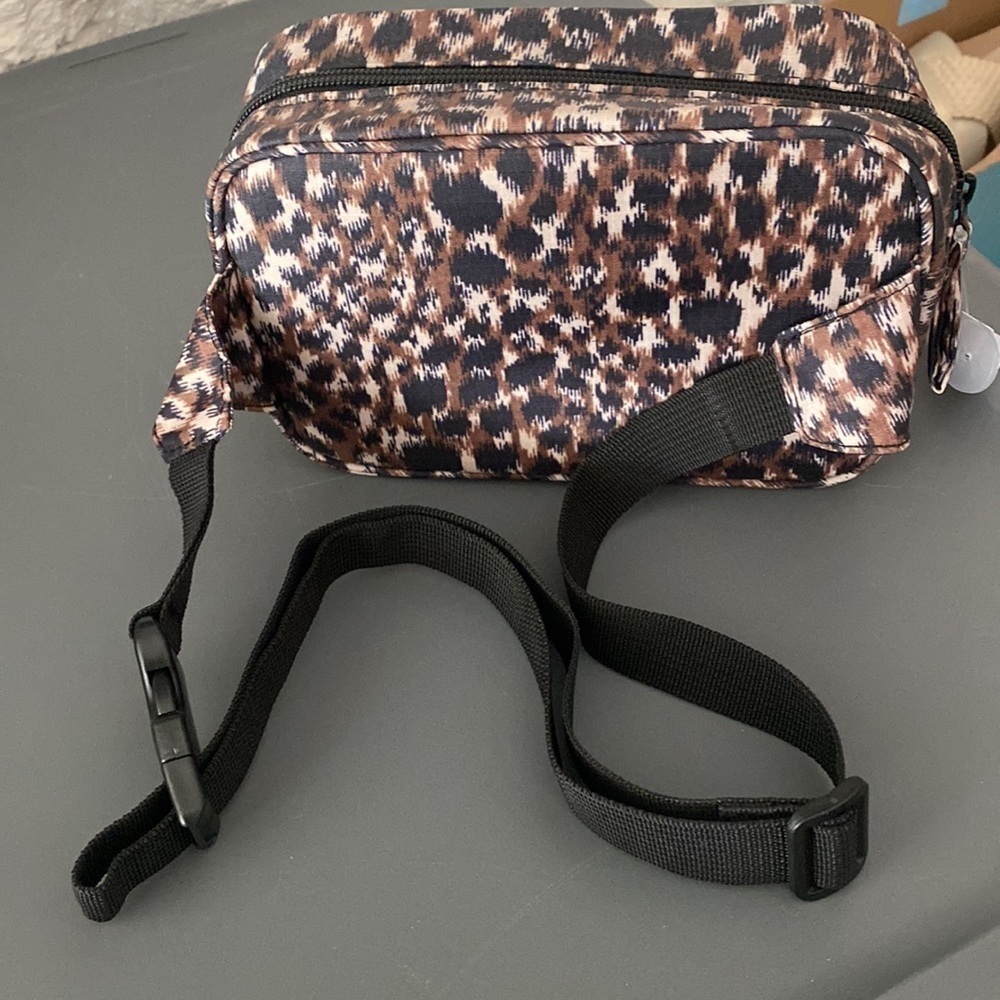 NWT OLD NAVY LEOPARD NYLON BELT BAG WITH ADJUSTABLE STRAP - Picture 4 of 4